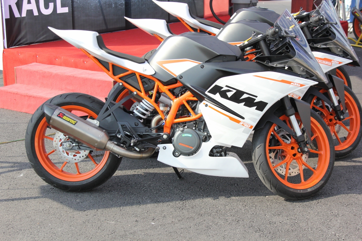 Môtô lạ mắt KTM RC 390 độ thành xe đua ở Bình Dương